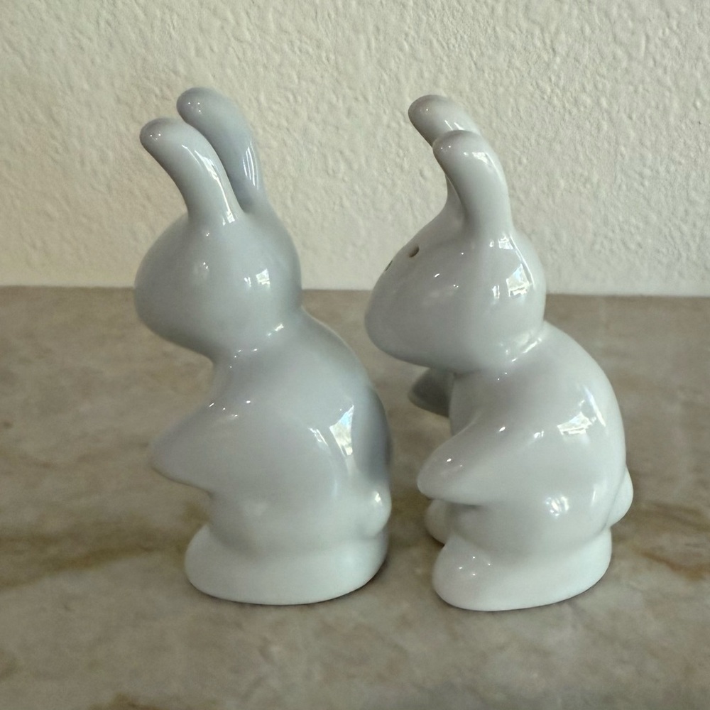 🐰🐰 White Ceramic Bunny Rabbit Salt and Pepper Shakers 🐇🐇 - Picture 4 of 8